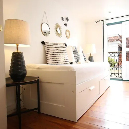 Design Apt With Balcony In Historic Centre דירה ליסבון